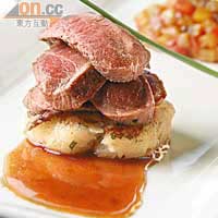 澳洲嫩羊髀肉是其中一款主菜，用細火輕輕煎熟，伴以洋葱薯餅、法式炒雜菜及羊肉濃汁，羶香濃郁。
