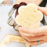 將麵包切成厚塊，太薄則會沒有質感，然後把它雪硬後用模具製成花形。