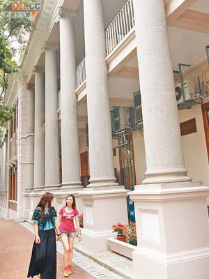 由一支支花崗石柱撐起的香港大學本部大樓，宏偉壯觀，頂部的鐘樓更成為大學的地標。