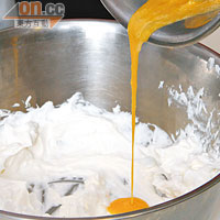 Step 1 先把忌廉打至挺身，放在一邊待用。再將糖和蛋黃打至起泡，混入已發打的忌廉中攪拌。