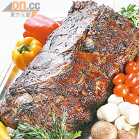 燒西冷牛肉<BR>採用美國頂級牛肉，以香料、鹽、胡椒等帶出鮮味，再由師傅即場烤香，肉質鮮嫩多汁，味道濃郁。