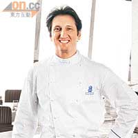 貌似外國影星辛潘的主廚Vittorio Lucariello，曾在餐廳Grissini、Angelini擔任大廚，最拿手煮南意菜式。 