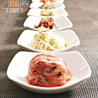 各式韓國小碟是餐廳免費提供的前菜，有泡菜、芽菜、蛋卷、醃蘿蔔、魚仔等，每天輪流供應。