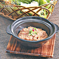 生菜麵豉醬 $55<br>韓國人吃燒肉，通常會將燒好的肉放在生菜上，加上麵豉醬、青紅椒、紅蘿蔔條等，以減輕肉類的油膩感。