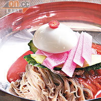 拌冷麵 $90<br>韓國人享用燒肉後普遍都會吃一碗冷麵，除了有清熱作用外，還能消滯。