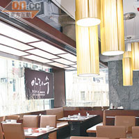 餐廳裝潢簡潔，與傳統韓國餐廳的感覺不同，因為老闆想走高檔路線，故環境布置不會太花巧。