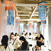 2005年的威尼斯雙年展中，利用紅白藍布置茶館，希望遊人在此歎茶增加人與人之間的溝通。