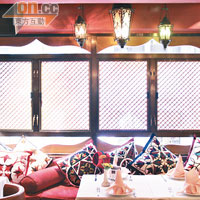 Habibi屬於香港僅有的埃及菜餐廳，除了提供傳統埃及美食外，顏色鮮艷的布置亦甚富神秘色彩。