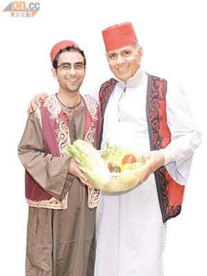 大廚Chef Mohsen（右）和經理Mahmoud（左）每天都會到餐廳附近的菜市場選購新鮮蔬果，保證客人食得健康。