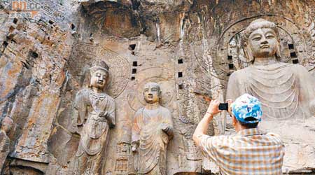 唐代禮佛鼎盛時期雕鑿的奉先寺，最大的盧舍那佛（右）高17.14米。