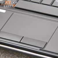 Touchpad以啞黑色處理，經常使用容易留有痕迹。