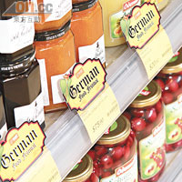 在「德國食品節」期間，各式德國產品會放置在店子四周，供客人選購。