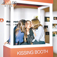 場內有個多創意攝影攤位，當中「Kissing Booth」最為熱鬧，不少人都進來「親熱」一番！