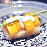 捏成壽司狀的杧果糯米飯，中間還夾雜果仁碎去增加口感，250 Baht（約HK$68）。