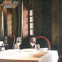 室內環境帶有濃厚英倫風格的Fine Dining氣氛，是浪漫撐枱腳的理想地點。