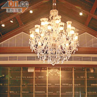 天花偌大的名貴水晶吊燈，為餐廳增添華麗氣派。