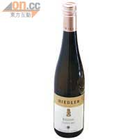 Hiedler Riesling Kamptal Austria<BR>Riesling一向予人甜的感覺，但此酒卻有別於傳統，味道既不甜，質感亦不太乾身。剛好配合羶味濃烈的Valencay，使味道得以平衡。