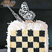 Ebony and Lvory $580/500g<BR>賣相型格的黑白格仔蛋糕原來是黑芝麻牛油蛋糕和椰香牛油蛋糕的混合體，外面還包裹着一層椰絲，綴以黑白蝴蝶圖案，好睇又好食。