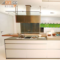 Artematica廚櫃系列以鋁框為構造，再配以通透亮麗的強化玻璃設計作點綴。