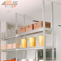 VALCUCINE的開放式鋁金屬拼強化玻璃儲物層架，既可分隔廚房及客廳空間，又不失開揚感，擺放廚具用品或雜物均可。