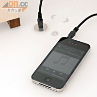 VALCUCINE Riciclantica廚櫃系列，加入接駁iPod及iPhone音樂播放功能，並採用輕觸式設計，讓人可一邊聽歌，一邊下廚，樂上加樂。