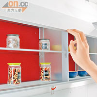 VALCUCINE白色磨沙玻璃懸浮廚櫃，其旁邊的Aerius吊櫃選用極輕身的蜂巢形鋁材結構門板，一隻手指已可輕易開關廚櫃門。