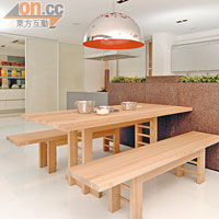 實木長形餐枱，可配合不同款式廚櫃，打造綠意盎然的開放式廚房。