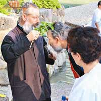 牧師會為不方便下水的信徒作灑水禮。