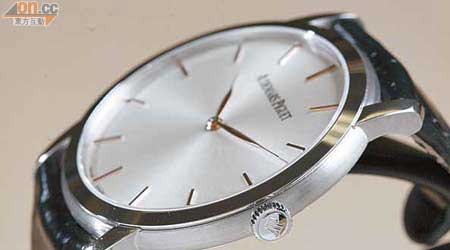 同場加映：日內瓦高級鐘錶展SIHH 2011新錶<br>Jules Audemars超薄手錶，自動機芯厚度僅2.45mm，錶身只有7mm厚。$171,000