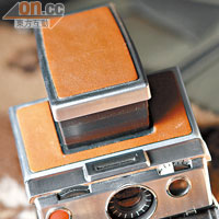 Polaroid的SX-70，出產於七十年代，於電影《情書》中出現過，啡色這部是「元祖」型號，另有不同顏色。