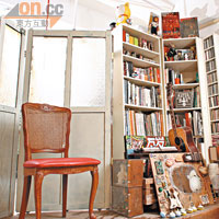 阿達的工作室一角，用拾回來的屏風、椅子及木箱作點綴。