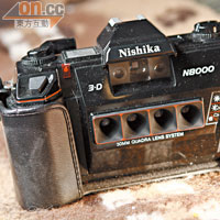 八十年代的Nishika相機，四個鏡頭可拍攝出3D效果。