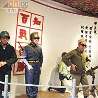 館中央放置了俞大維的雕像（右），在士兵們的襯托下顯得零舍威武。