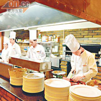 Amigo採用了開放式廚房，食客可欣賞到廚師們的烹調過程。