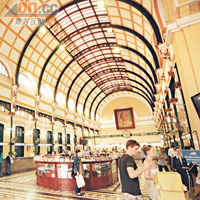 郵局最特別是其圓拱形長廊天花，是胡志明市內法式建築的代表之一。