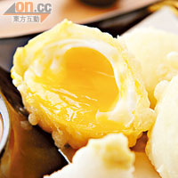 天婦羅雞蛋  $30/2隻<br>原隻美國雞蛋蘸天婦羅粉漿炸香，外層脆，蛋白軟熟，一口咬下去，還流出半溶蛋漿，小心燙嘴。