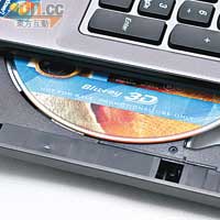 配備Blu-ray Combo可讀取藍光碟，亦可燒錄DVD。