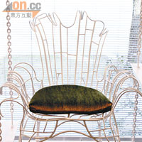 名為Organic Baroque Chair，椅背設計猶如蝴蝶展翅飛舞。此椅最早見於二次大戰期間，設計師Tony Duquette的原意是為了讓軍人們能夠安坐而做，後來鐵椅子經過改良，加上軟墊，正式登堂入室。US$21,424起