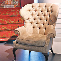 Stately Homes Collection有不少經典作，單是圖中這張已停產的George Ⅱ Wing Chair，其椅背與椅腳設計便充滿古典風格。