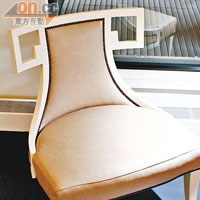 The Thomas Pheasant Collection為設計師Thomas Pheasant的得意之作，圖中的餐桌椅名為Greek Dining Chair，線條優美簡單，配襯任何一種設計風格的飯廳，也能顯出高貴格調。US$4,148起
