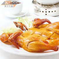 醬燒琵琶雞<br>特選龍崗雞入饌，皮薄肉嫩，以醬料調味、風乾一晚再烹調，鹹香有致。
