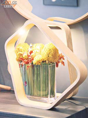 由Anurak Suchat設計的枱燈組合「Leer」，其不規則的外形比起燈光更搶眼。$2,300