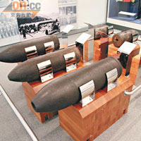多枚產自不同年代的炮彈，旁邊設有傳意牌作簡單介紹。