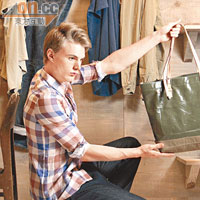 Levi's Made & Crafted藍×紅色格仔恤衫 $1,699、Levi's Made & Crafted 01172-0008牛仔褲 $2,099、Levi's Made & Crafted軍綠色Tote bag $2,999