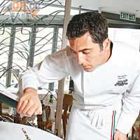Alessandro堅持用意大利食材做菜，他覺得這樣才做出最地道的風味。