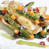 Fillet of Sole in cream of Peas with Black Olives, Pumpkin and Asparagus  $298<BR>煎香的龍脷柳條，放上出產自Taggia的頂級黑橄欖，加添清香，味道截然不同。