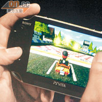現場玩《ModNation Racers》，可用盡PS Vita輕觸機能自設賽道，甚具創意。