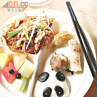 大熊貓餐廳的豐富早餐，包括瑤柱雞粥、特色熊貓包、點心拼盤、金菇肉絲炒麵等。
