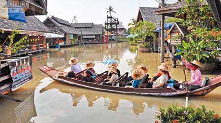 乘船划過水上市場，彷彿在看整個泰國的縮影。