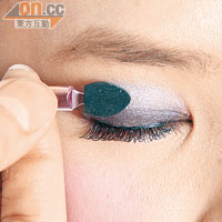 Step 1 塗上底妝及用眼影膏打底後，於雙眼皮位置掃上深藍色眼影。之後於上方掃上較大範圍的淺藍色眼影，中間輕輕Blend鬆，更有層次感。